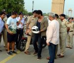 Arjun Kapoor at Road Safety Awareness Campaign in India Gate, New Delhi on 28th June 2016 (14)_577354cabb41d.JPG