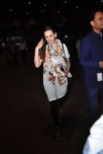 Evelyn Sharma snapped at airport on 29th June 2016 (7)_5774a1a4eb7fd.JPG