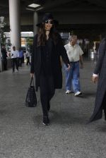 Sonam Kapoor at Airport on 6th July 2016 (10)_577d183d46727.JPG