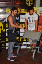 John Abraham and Varun Dhawan at gold gym in Mumbai on 9th July 2016 (30)_5781117151d46.JPG