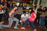 John Abraham and Varun Dhawan at gold gym in Mumbai on 9th July 2016 (5)_57810fdea6f73.jpg