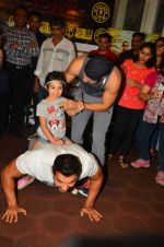 John Abraham and Varun Dhawan at gold gym in Mumbai on 9th July 2016 (7)_57810fdf52647.jpg