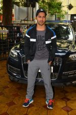 Varun Dhawan at gold gym in Mumbai on 9th July 2016 (3)_57810fc53e431.jpg