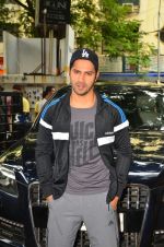 Varun Dhawan at gold gym in Mumbai on 9th July 2016 (6)_57810fcc37a07.jpg