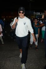 Akshay Kumar returns from holidays in Mumbai on 10th July 2016 (16)_578255eecb85a.JPG