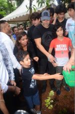 Salman Khan at tree plantation event in Mumbai on 10th July 2016 (6)_578255b1dbec0.JPG
