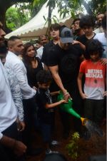 Salman Khan at tree plantation event in Mumbai on 10th July 2016 (8)_578255b30bfed.JPG