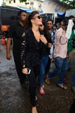 Jacqueline Fernandez snapped on  the sets of So You Think you can dance on 12th July 2016 (49)_57853116e92a8.JPG