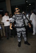 Ranveer Singh arrives in Mumbai airport on 14th July 2016 (18)_5787415e45f38.JPG