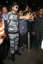 Ranveer Singh arrives in Mumbai airport on 14th July 2016 (21)_578741668d922.JPG