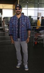 vivek oberoi at Airport on 13th July 2016 (2)_57870ab574270.JPG