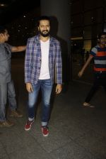 Riteish Deshmukh snapped at airport on 14th July 2016-1 (12)_578882c803fce.JPG