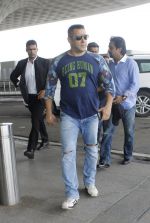 Salman Khan snapped at airport on 18th July 2016 (7)_578d9bf5b1155.JPG