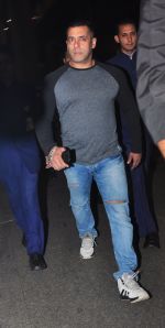 Salman Khan snapped at airport on 18th July 2016 (9)_578dc2bcb4065.JPG