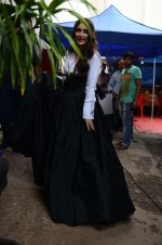 Kareena Kapoor Khan is snapped at shooting for an advertisement in Mumbai on July 20, 2016 (2)_578fa3d71af67.jpg