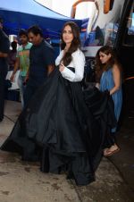 Kareena Kapoor Khan is snapped at shooting for an advertisement in Mumbai on July 20, 2016 (10)_579051014893e.JPG