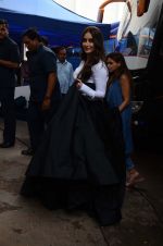 Kareena Kapoor Khan is snapped at shooting for an advertisement in Mumbai on July 20, 2016 (12)_5790510300f07.JPG