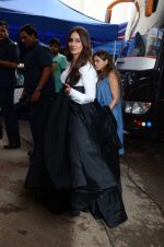 Kareena Kapoor Khan is snapped at shooting for an advertisement in Mumbai on July 20, 2016 (14)_57905104c3cc5.JPG