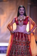 Divya Khosla Walks For Reynu Taandon at the FDCI India Couture Week 2016 (11)_57922c0b1b3a3.JPG
