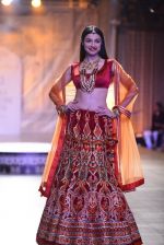 Divya Khosla Walks For Reynu Taandon at the FDCI India Couture Week 2016 (13)_57922c0c7298e.JPG