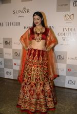 Divya Khosla Walks For Reynu Taandon at the FDCI India Couture Week 2016 (31)_57922c1a784d8.JPG