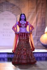 Divya Khosla Walks For Reynu Taandon at the FDCI India Couture Week 2016 (39)_57922c20b8419.JPG