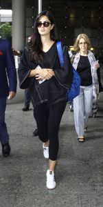Katrina Kaif snapped at airport with mom on 22nd July 2016 (6)_5791d49ef1380.JPG