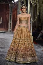 Model walk the ramp for Tarun Tahiliani show at the FDCI India Couture Week 2016 on 21st July 2016 (163)_5791a7e635bbb.JPG