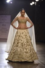 Model walks the ramp for Rimple and Harpreet Narula at the FDCI India Couture Week 2016 on 22 July 2016 (2)_57922e5a3e7db.JPG