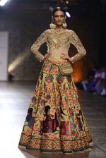 Model walks the ramp for Rimple and Harpreet Narula at the FDCI India Couture Week 2016 on 22 July 2016 (20)_57922e6949b1f.JPG