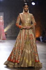 Model walks the ramp for Rimple and Harpreet Narula at the FDCI India Couture Week 2016 on 22 July 2016 (25)_57922e6cba27c.JPG