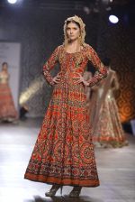 Model walks the ramp for Rimple and Harpreet Narula at the FDCI India Couture Week 2016 on 22 July 2016 (27)_57922e6e14e64.JPG
