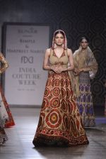 Model walks the ramp for Rimple and Harpreet Narula at the FDCI India Couture Week 2016 on 22 July 2016 (32)_57922e71b6d6f.JPG