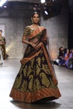Model walks the ramp for Rimple and Harpreet Narula at the FDCI India Couture Week 2016 on 22 July 2016 (35)_57922e73aed7c.JPG
