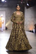 Model walks the ramp for Rimple and Harpreet Narula at the FDCI India Couture Week 2016 on 22 July 2016 (37)_57922e7507364.JPG