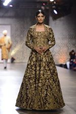 Model walks the ramp for Rimple and Harpreet Narula at the FDCI India Couture Week 2016 on 22 July 2016 (38)_57922e75a8962.JPG