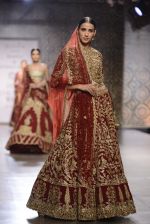 Model walks the ramp for Rimple and Harpreet Narula at the FDCI India Couture Week 2016 on 22 July 2016 (41)_57922e787b765.JPG