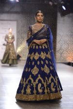 Model walks the ramp for Rimple and Harpreet Narula at the FDCI India Couture Week 2016 on 22 July 2016 (50)_57922e7f923d3.JPG