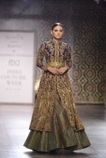 Model walks the ramp for Rimple and Harpreet Narula at the FDCI India Couture Week 2016 on 22 July 2016 (51)_57922e803ec5f.JPG