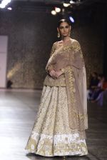 Model walks the ramp for Rimple and Harpreet Narula at the FDCI India Couture Week 2016 on 22 July 2016 (9)_57922e60b2524.JPG