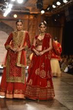 Models Walk the ramp for Reynu Taandon at the FDCI India Couture Week 2016 (33)_57922be8a832b.JPG