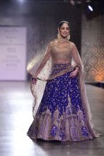 Yami Gautam walks the ramp for Rimple and Harpreet Narula at the FDCI India Couture Week 2016 on 22 July 2016 (27)_57922f0f46f6c.JPG