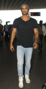 Sushant Singh Rajput At Airport on 22nd July 2016 (8)_579350f3d4191.JPG