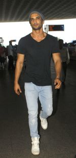 Sushant Singh Rajput At Airport on 22nd July 2016 (9)_579350f5672d8.JPG