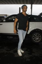 Sushant Singh Rajput snapped at airport on 22nd July 2016 (3)_579387e914cf6.JPG