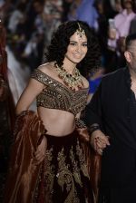 Kangana Ranaut walks for Manav Gangwani latest collection Begum-e-Jannat at the FDCI India Couture Week 2016 on 24 July 2016 (10)_5794c7a430362.JPG
