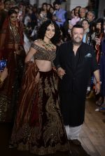 Kangana Ranaut walks for Manav Gangwani latest collection Begum-e-Jannat at the FDCI India Couture Week 2016 on 24 July 2016 (28)_57961fa21181e.JPG