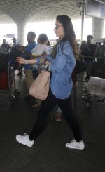 Kareena Kapoor snapped at airport on 28th July 2016 (1)_579a0a82b0423.JPG