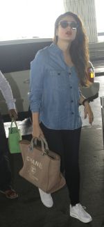 Kareena Kapoor snapped at airport on 28th July 2016 (8)_579a0a890b79c.JPG