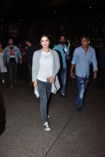 Sunny Leone snapped at airport on 27th July 2016 (9)_57998d397b457.JPG